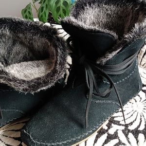 Tom's black suede with fur lining boots